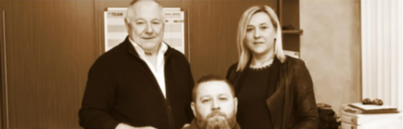 Johann, Wolfgang und Isabella Schinnerl im Büro der Tischlerei